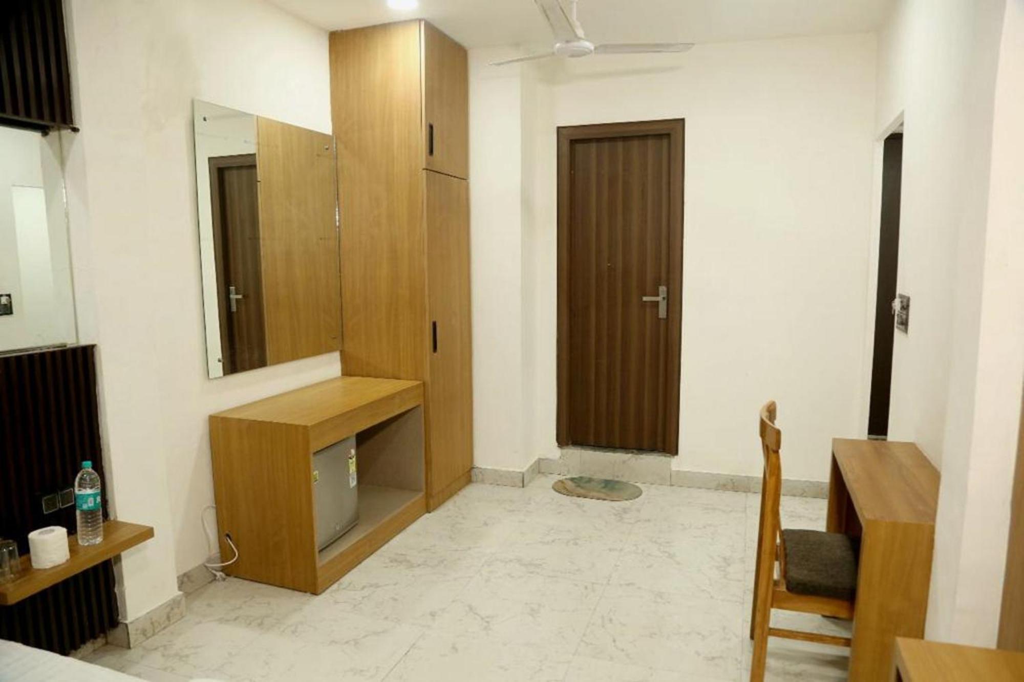 Bunk Hostel Delhi Best Backpacking Accommodation New Delhi Bagian luar foto