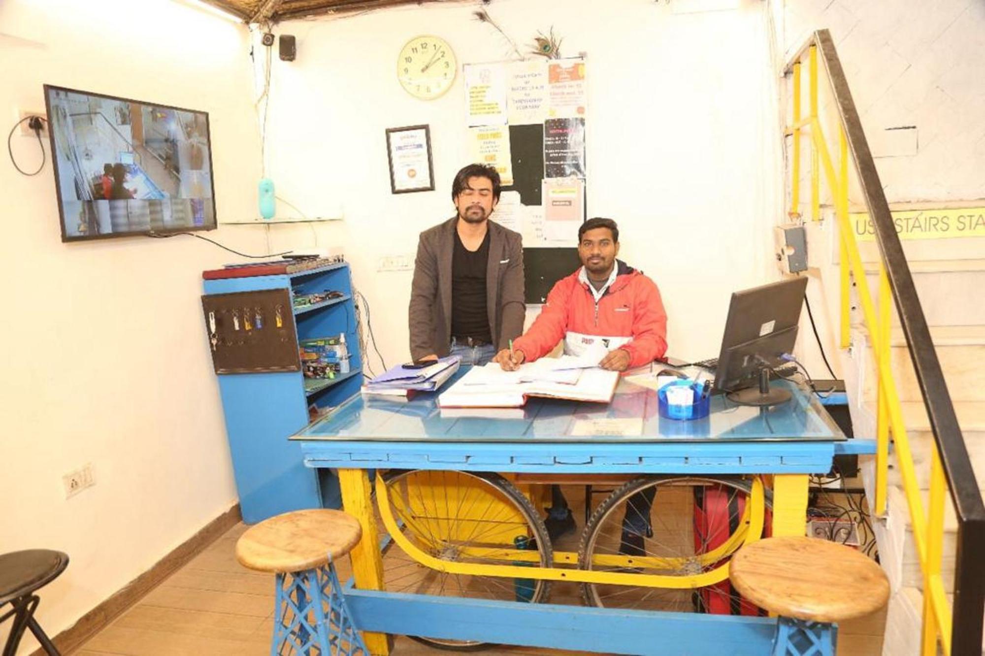 Bunk Hostel Delhi Best Backpacking Accommodation New Delhi Bagian luar foto